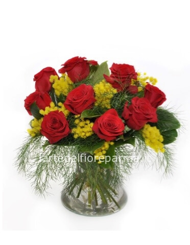 Bouquet di rose rosse e mimosa